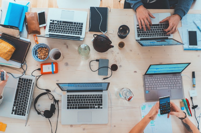 Manage a team handling multiple projects with the right calendar.